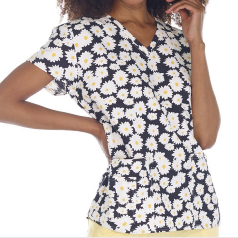 NWT Women’s XS Daisy Print I Love Scrubs Scrub Top